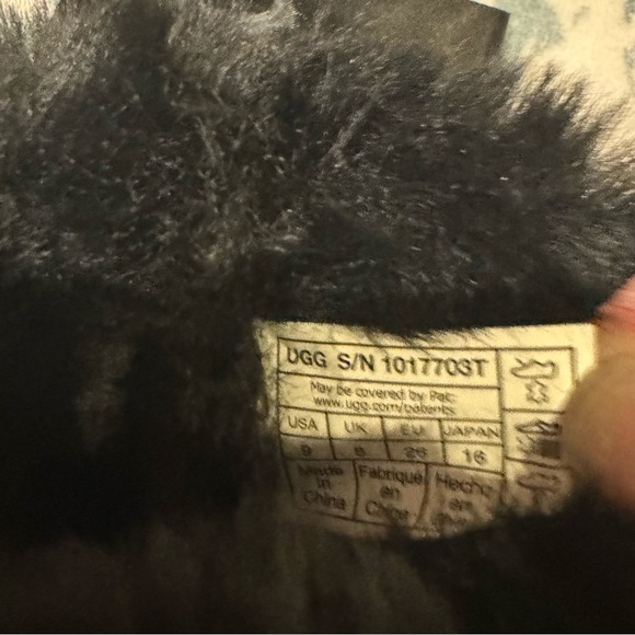 Toddler UGG Classic Short II - Picture 6 of 8